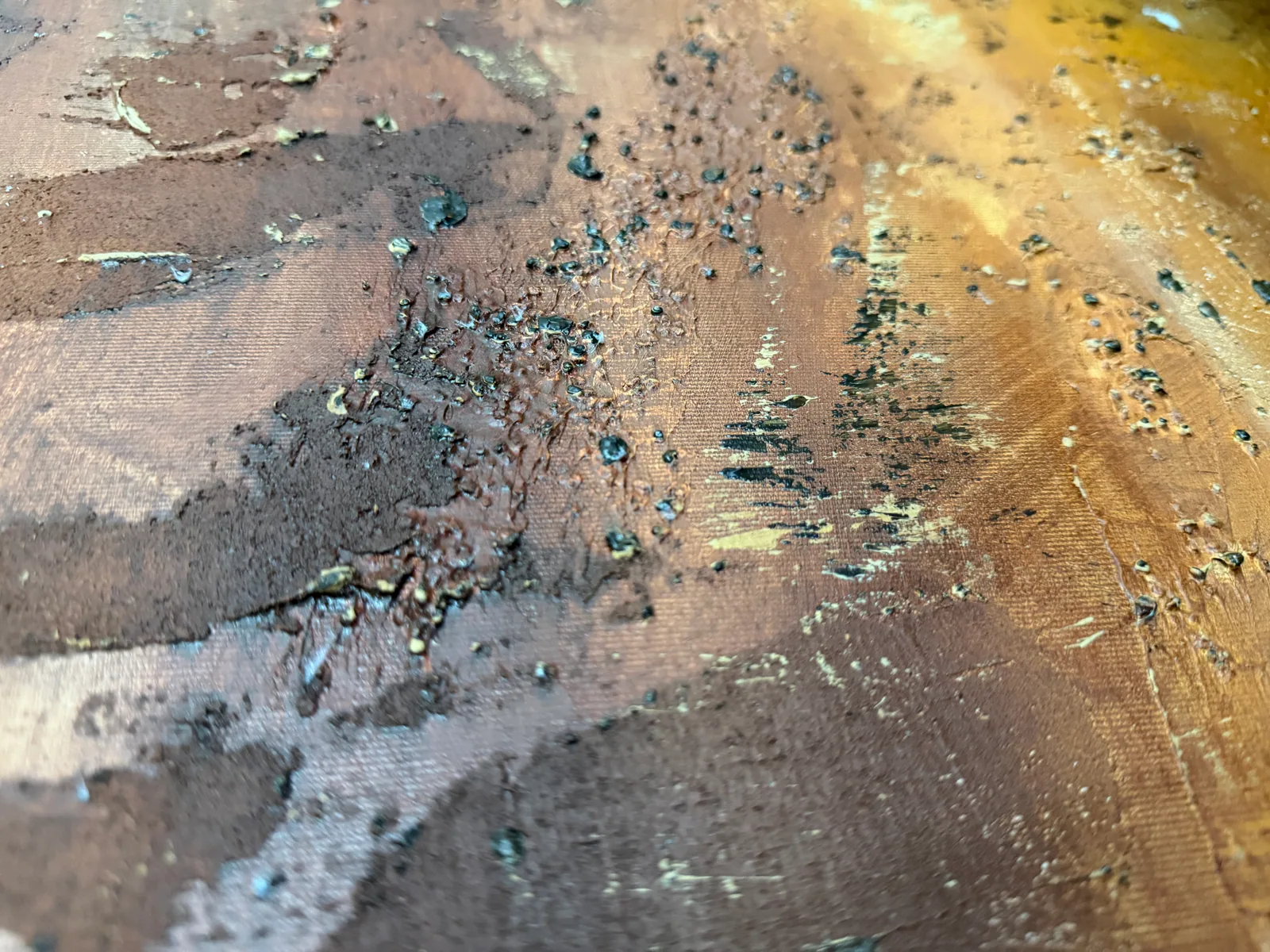 Detalhe da textura em Amber Strata (150 x 100 cm), técnica mista com acrílica sobre tela — Alyne Perfeito, Perfeito Studio