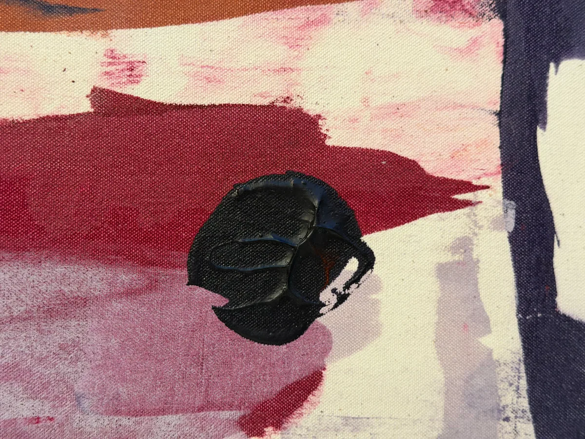 Surface detail — Amethyst Ground by Alyne Perfeito, 100 x 100 cm (39.4 x 39.4 in)