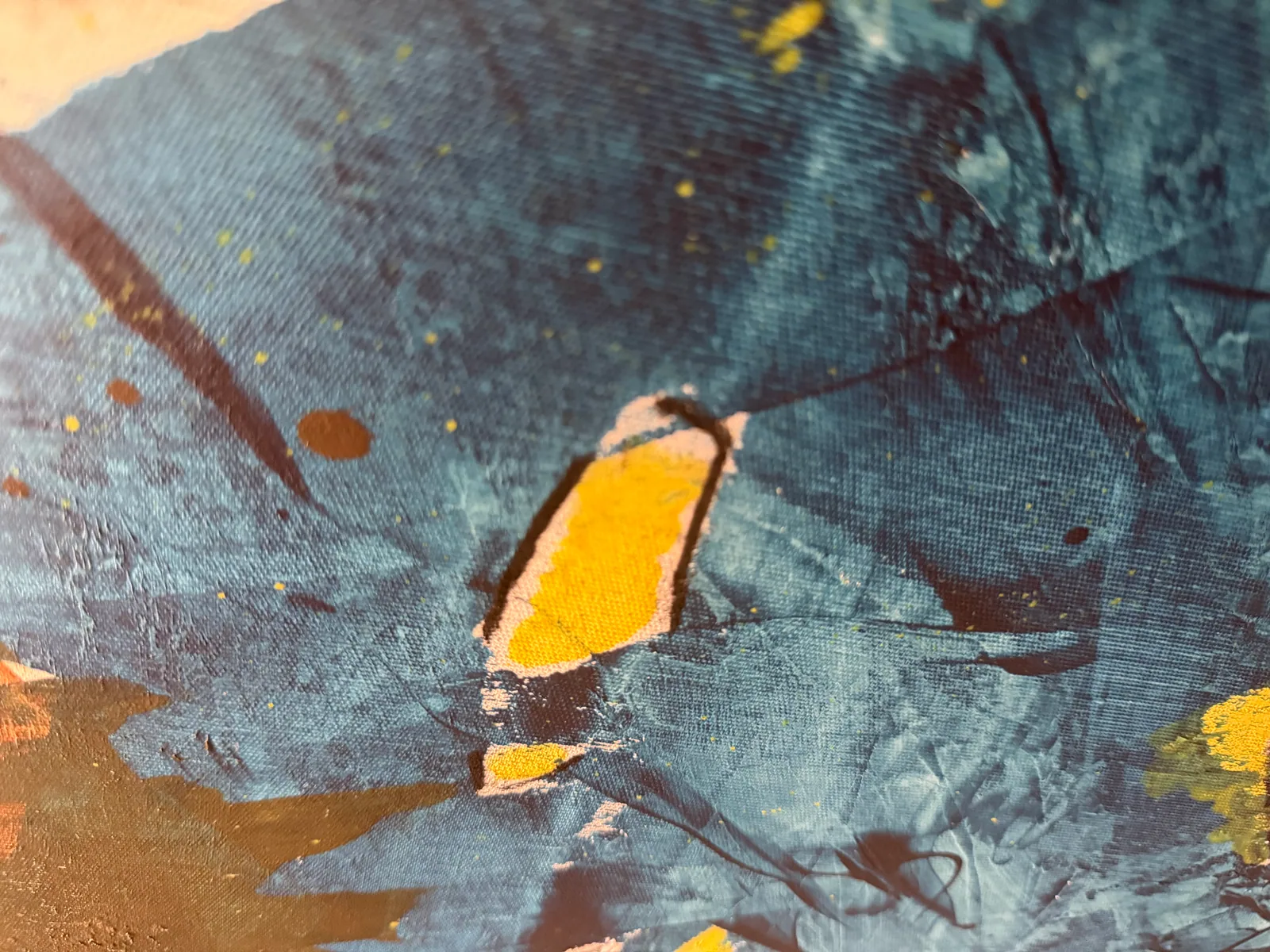Detalhe de textura em camada espessa de Crossing Currents (80 x 120 cm), técnica mista com acrílica e pasta de textura sobre tela — Alyne Perfeito, Perfeito Studio