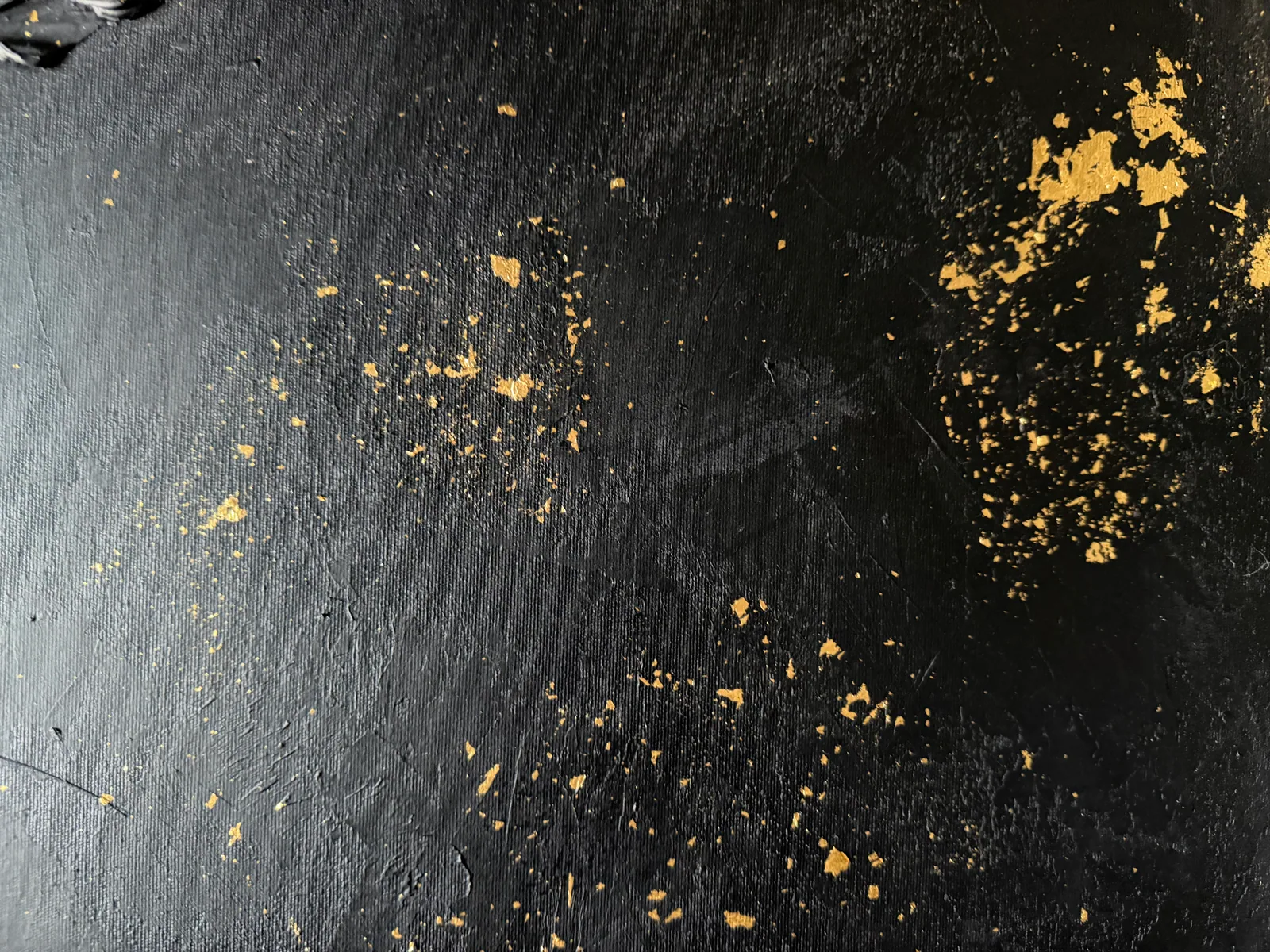 Detalhe da superfície de Golden Passage (60 x 80 cm), técnica mista, pasta texturizada e folha de ouro sobre tela — Alyne Perfeito, Perfeito Studio
