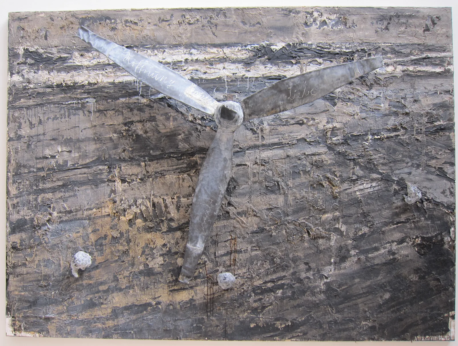 Glaube, Hoffnung, Liebe (Fé, Esperança, Amor), 1984-1986, de Anselm Kiefer — hélice de chumbo fixada sobre tela em emulsão, tinta polimérica sintética e goma-laca — Art Gallery of New South Wales, Sydney