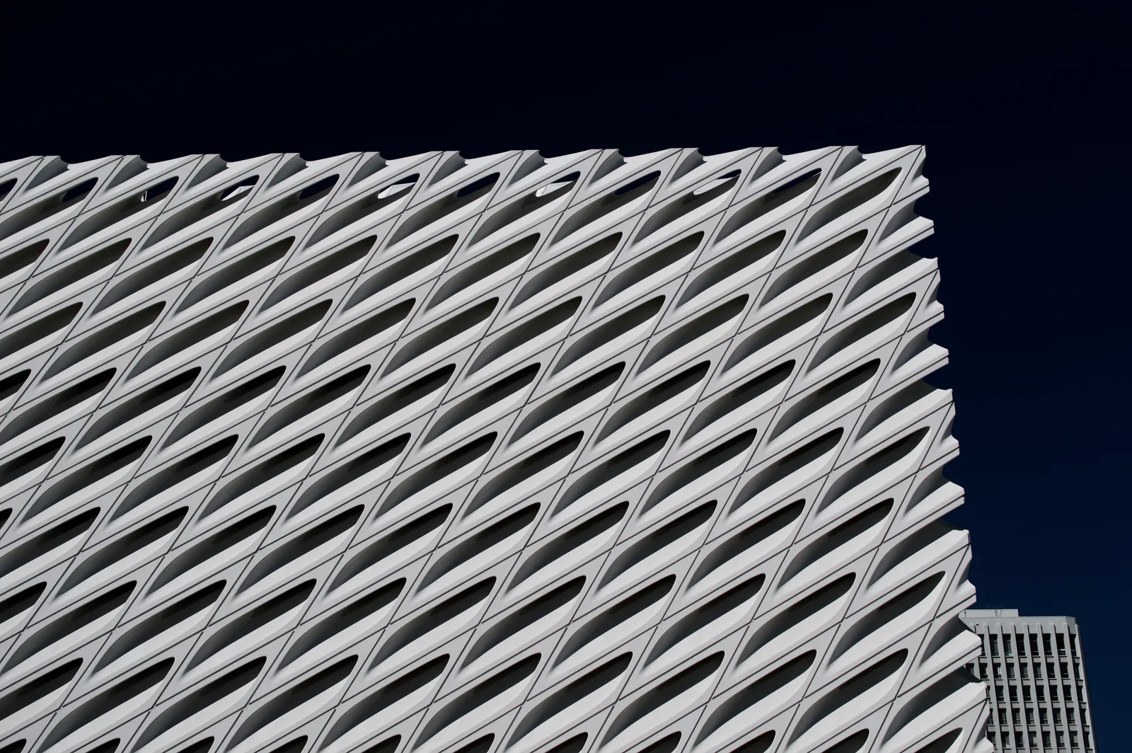 Fachada do museu The Broad, em Los Angeles, sede pública da coleção de arte contemporânea de Eli e Edythe Broad — foto de Leviclancy, Wikimedia Commons (CC0)