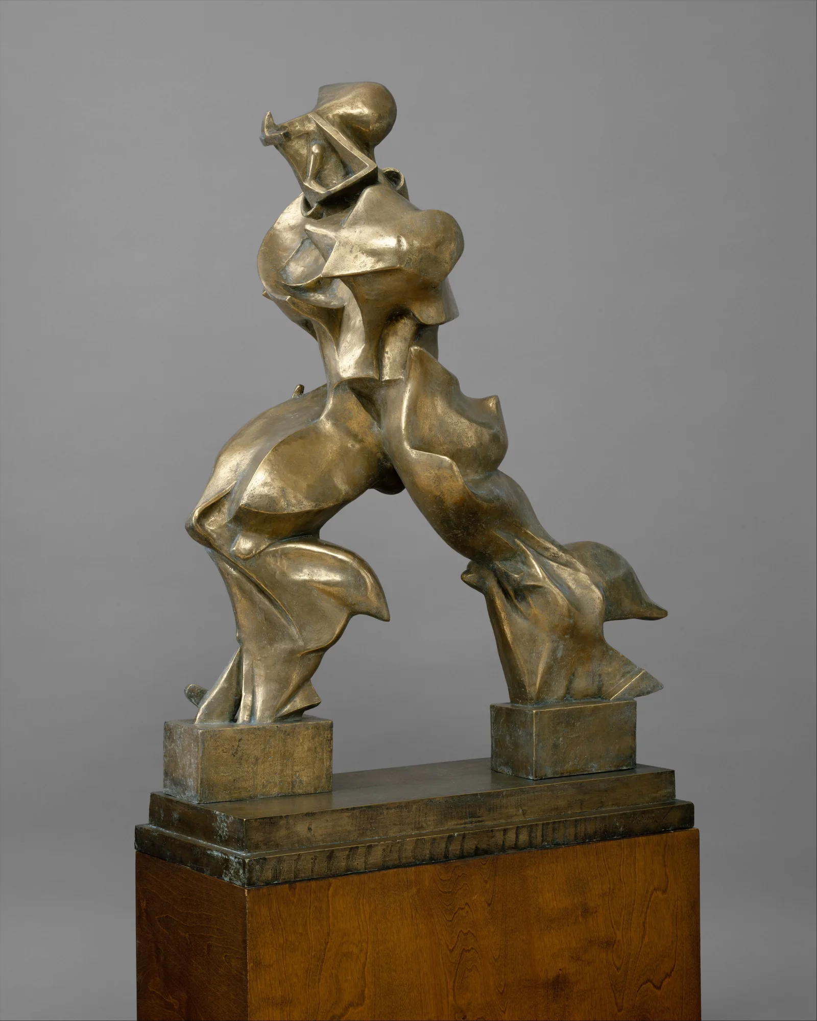 Escultura em bronze "Formas Únicas da Continuidade no Espaço" de Umberto Boccioni (1913) — The Metropolitan Museum of Art, Nova York (domínio público)