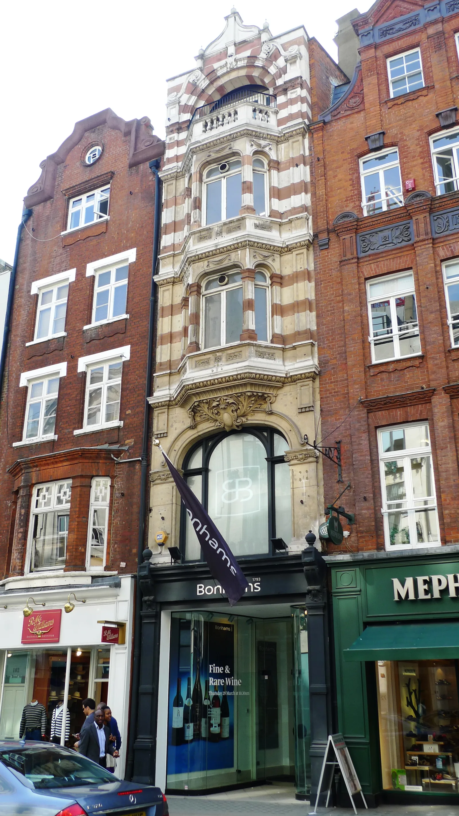 Fachada da sede da Bonhams em 101 New Bond Street, Mayfair, Londres — foto de Ewan Munro, Wikimedia Commons (CC BY-SA 2.0)