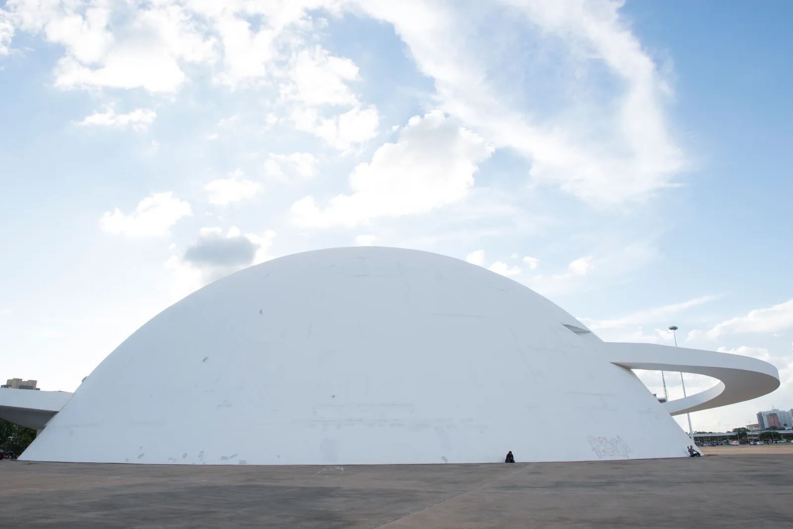 Cúpula branca do Museu Nacional Honestino Guimarães, projetado por Oscar Niemeyer, no Setor Cultural Sul de Brasília