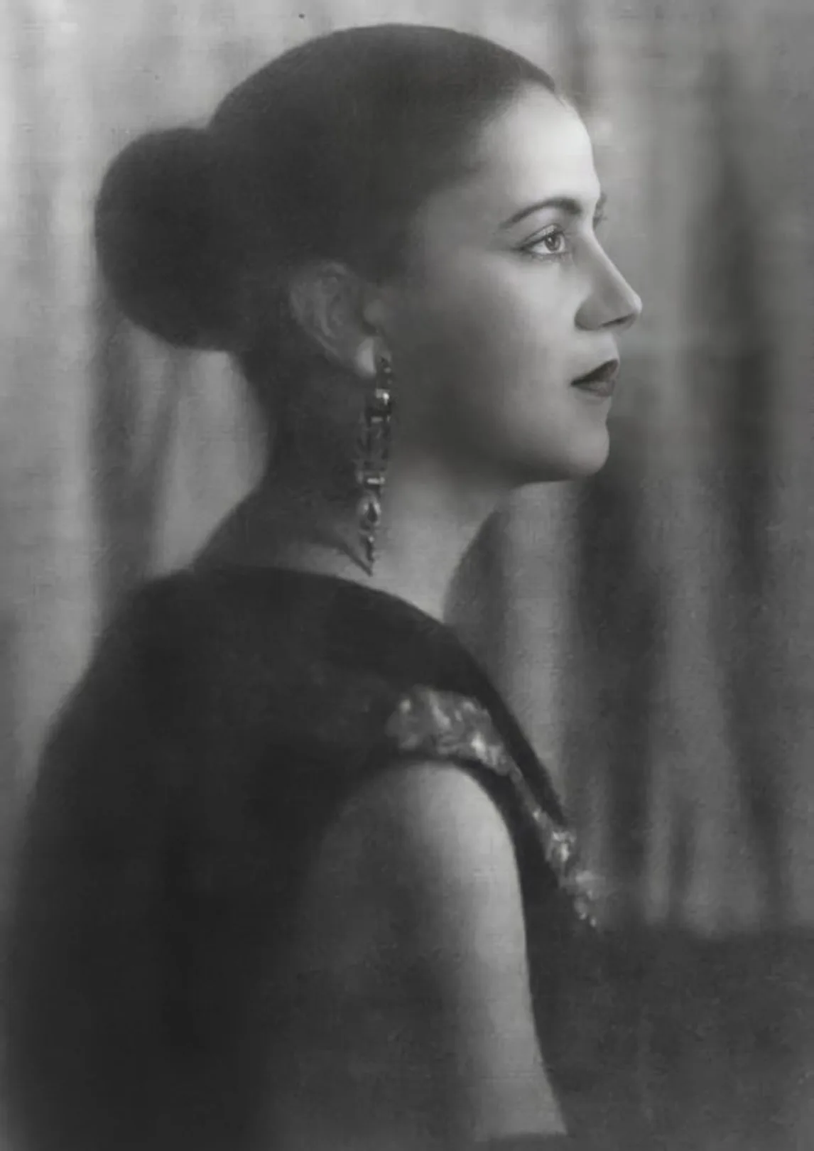 Fotografia de Tarsila do Amaral, cerca de 1925 — O Estado de S. Paulo / Biblioteca Mário de Andrade (domínio público)