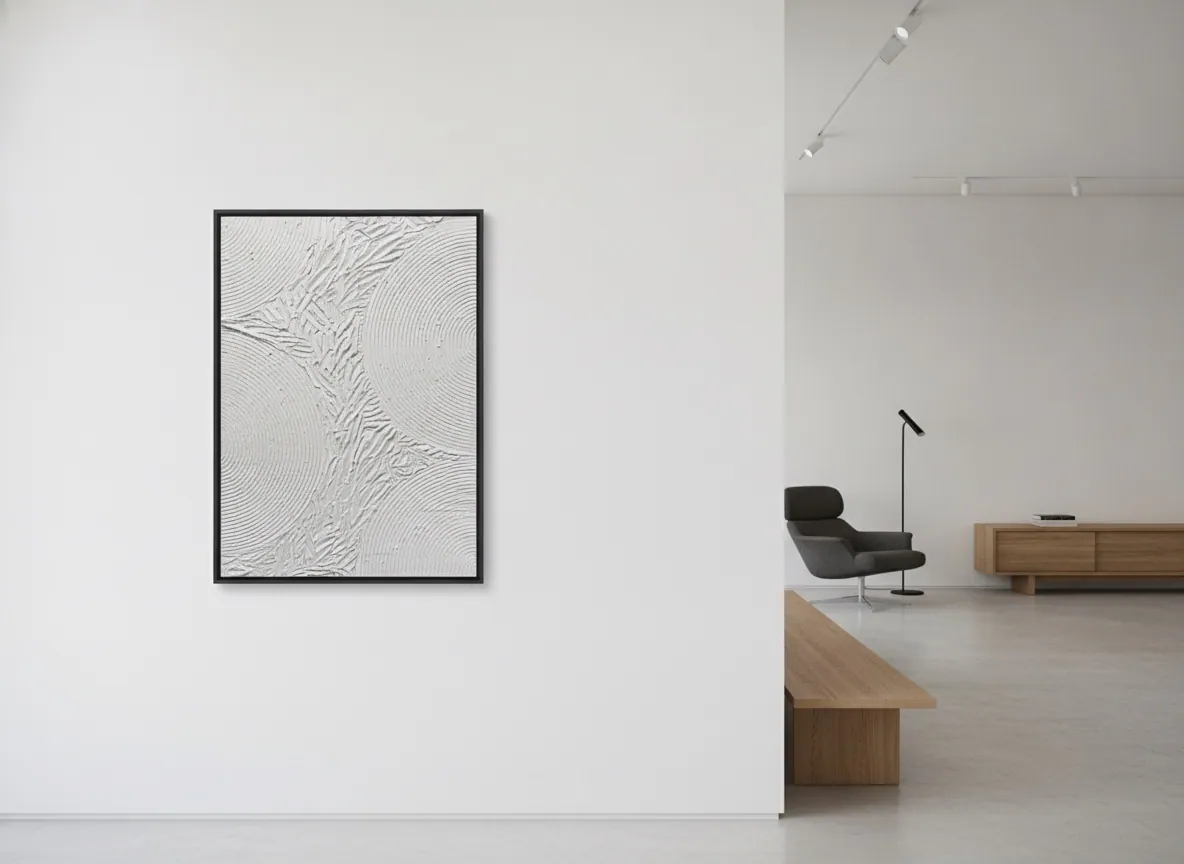 Echo of Silence (50 x 70 cm), textura esculpida sobre tela, em ambiente comercial neutro — Alyne Perfeito, Perfeito Studio